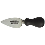 Vankka mantelinmuotoinen veitsi, joka on ihanteellinen Parmigiano Reggiano -juuston leikkaamiseen aidolla ja perinteisellä tavalla, lyhyellä terällä.