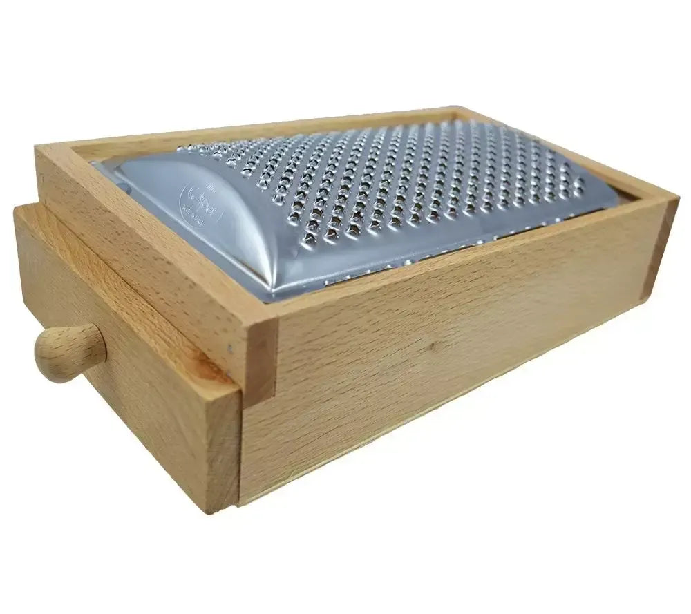 Descubra la elegancia de un rallador de madera maciza con cajón extraíble, ideal para rallar queso con estilo en la cocina.