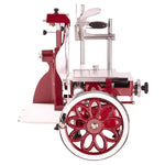 En vintage rød svinghjulsskæremaskine, fremstillet af støbejern og aluminium, ideel til præcis skæring af kødpålæg og stegt kød, med et elegant design.