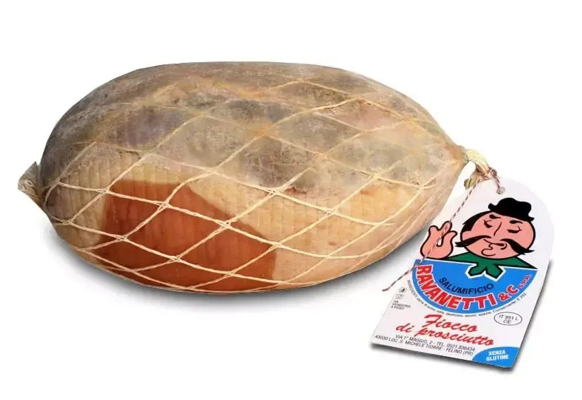 Un intero Fiocco di Prosciutto italiano pregiato, stagionato per 9 mesi, dal colore rosso rubino con cotenna e sugna, dal profumo intenso.