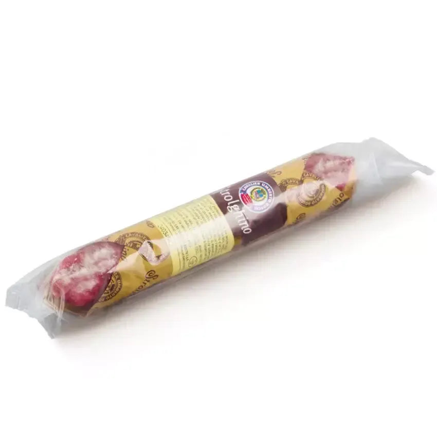 En Strolghino-salami, perfekt til aperitiffer, innpakket i gult papir med etiketter, har en delikat aroma.