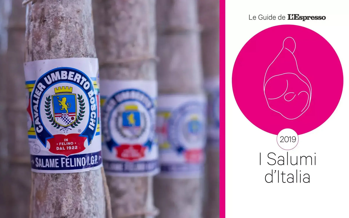 Die preisgekrönte Salami aus Felino IGP, Symbol der italienischen gastronomischen Tradition, präsentiert sich mit einem blauen Etikett, das für Authentizität und Qualität steht.