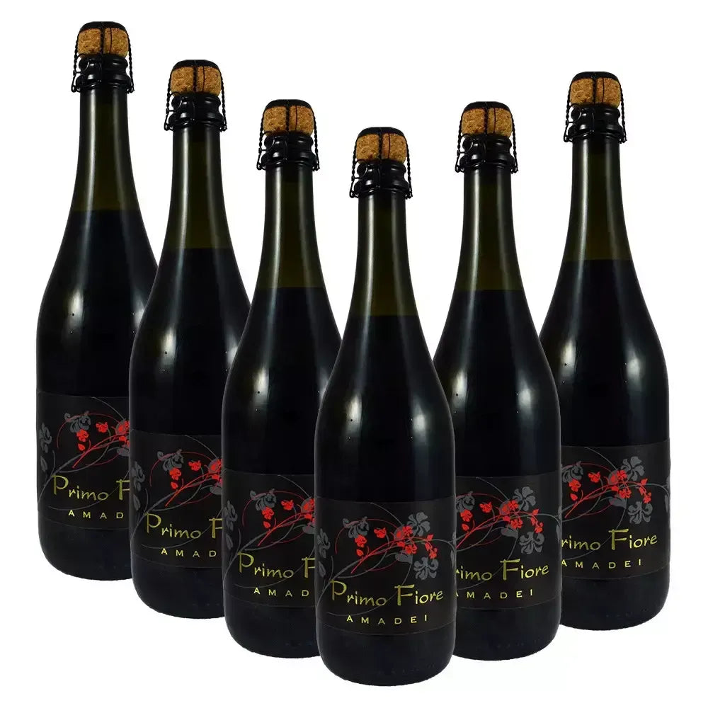Primo Fiore Lambrusco Emilia IGT in bottiglie, splendidamente impreziosite da etichette eleganti con disegni floreali rossi e tappi di sughero.
