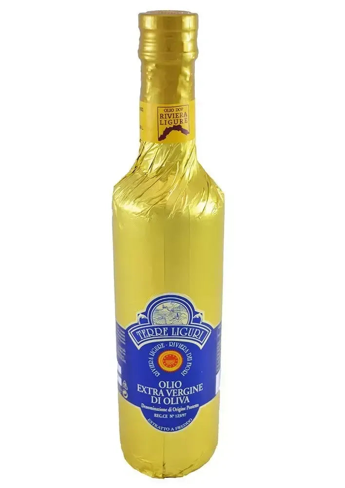 Una bottiglia dorata di Olio Riviera Ligure DOP, 100% Taggiasche, con etichetta blu e collarino numerato, dal profilo fruttato e mandorlato.