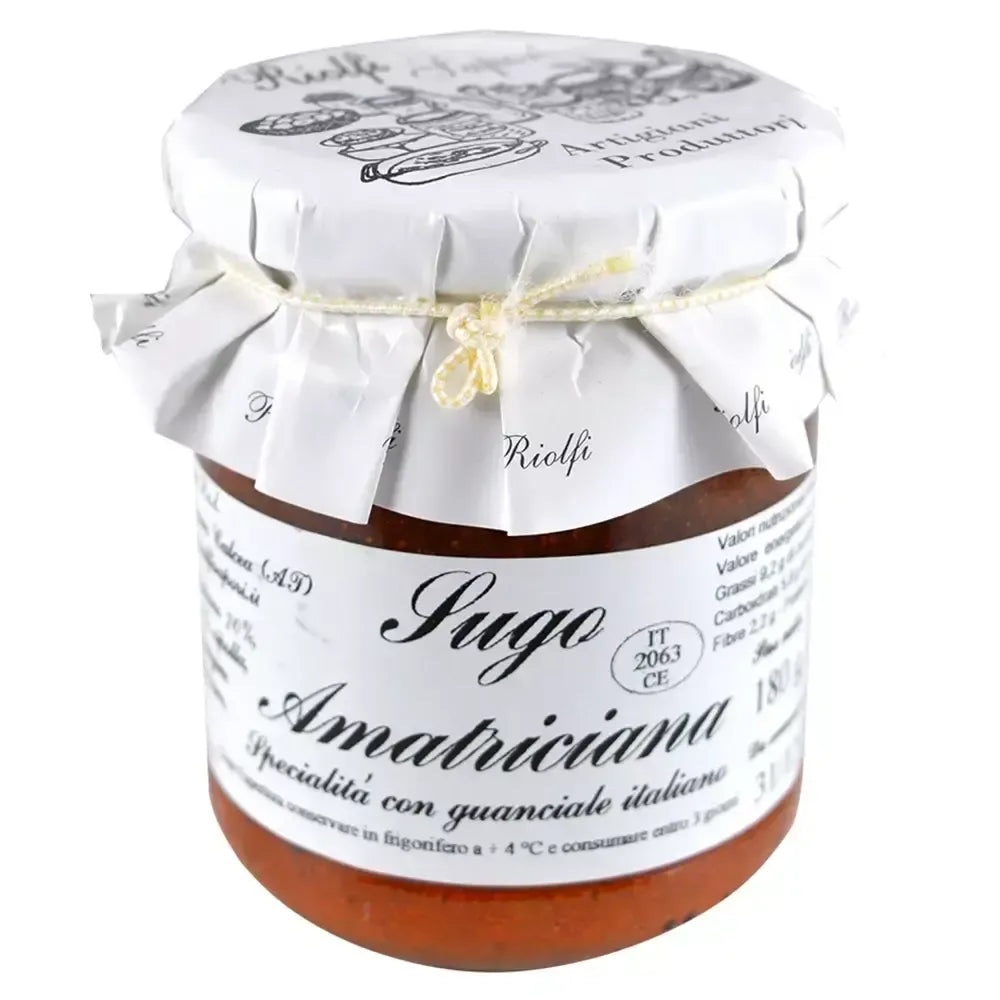 Un pot de délicieuse sauce Amatriciana, préparée avec du guanciale et du pecorino, est enveloppé dans un papier au caractère rustique. Idéal pour assaisonner vos pâtes de manière authentique.