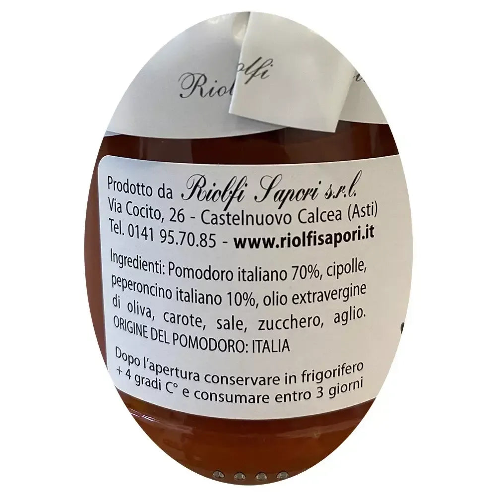 Un tarro de salsa Arrabbiata, etiquetado con ingredientes de origen italiano, datos de la empresa e instrucciones para su correcta conservación.