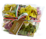 Geschenkpackung mit bunten Farfalle aus Hartweizengrieß, angereichert mit Mangold und Kurkuma, ideal für eine schmackhafte und lebendige Mahlzeit.
