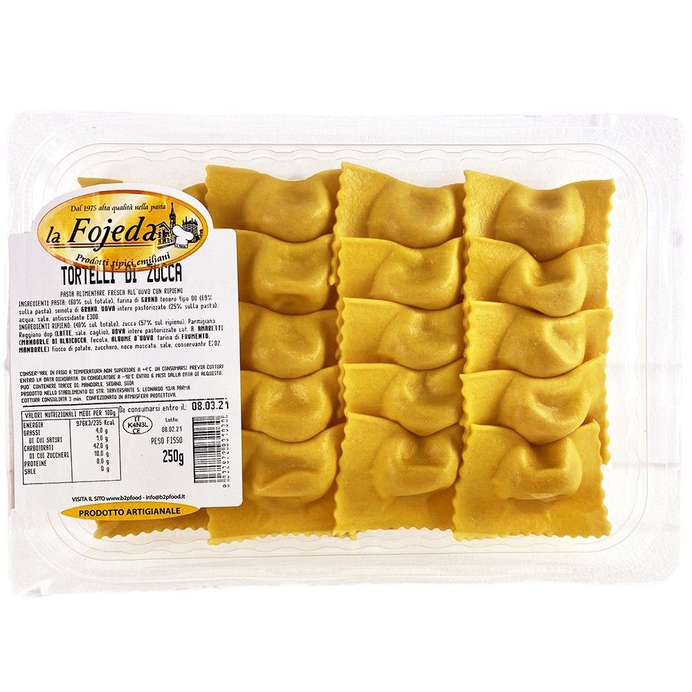 Confezione artigianale di tortelli emiliani, fatti con pasta fresca all'uovo, ripieni di zucca dal gusto dolce-salato e Parmigiano.