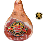 En exklusiv Prosciutto di Parma DOP, benfri och lagrad i 30 månader i Langhirano, en stolthet för italiensk excellens, prydd med den hertigliga kronan.