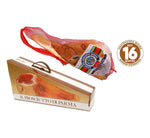 Delizioso Prosciutto di Parma DOP, stagionato per 16 mesi e accuratamente disossato, presentato in un'elegante confezione regalo. Un sapore delicato che evoca le colline parmensi.
