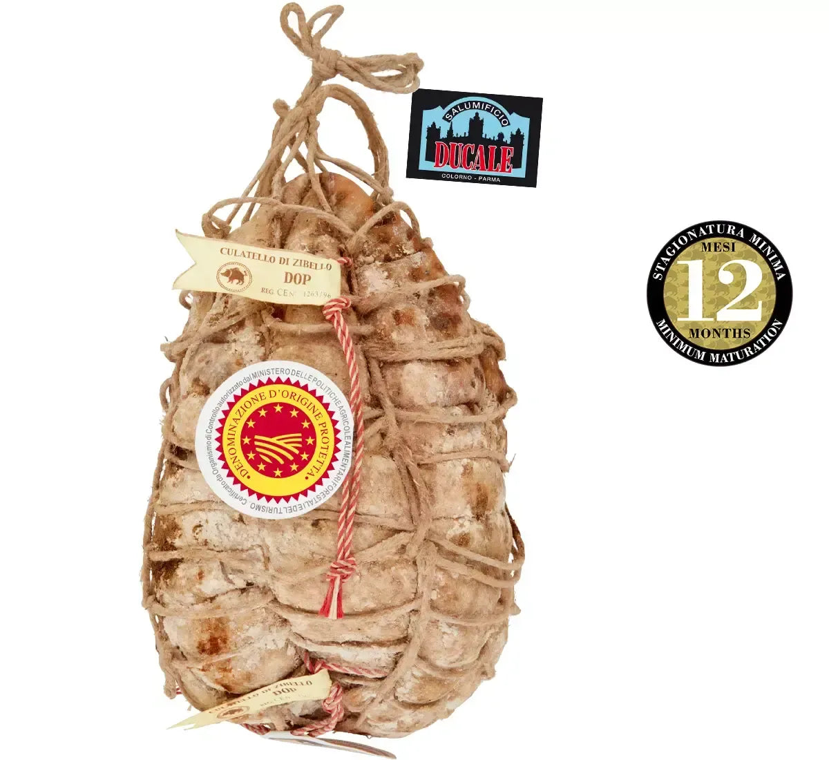 Autentico culatello di Zibello DOP, stagionato per 12 mesi, si presenta nella sua interezza in scatola. Il suo aroma dolce e intenso riflette la vera tradizione italiana.