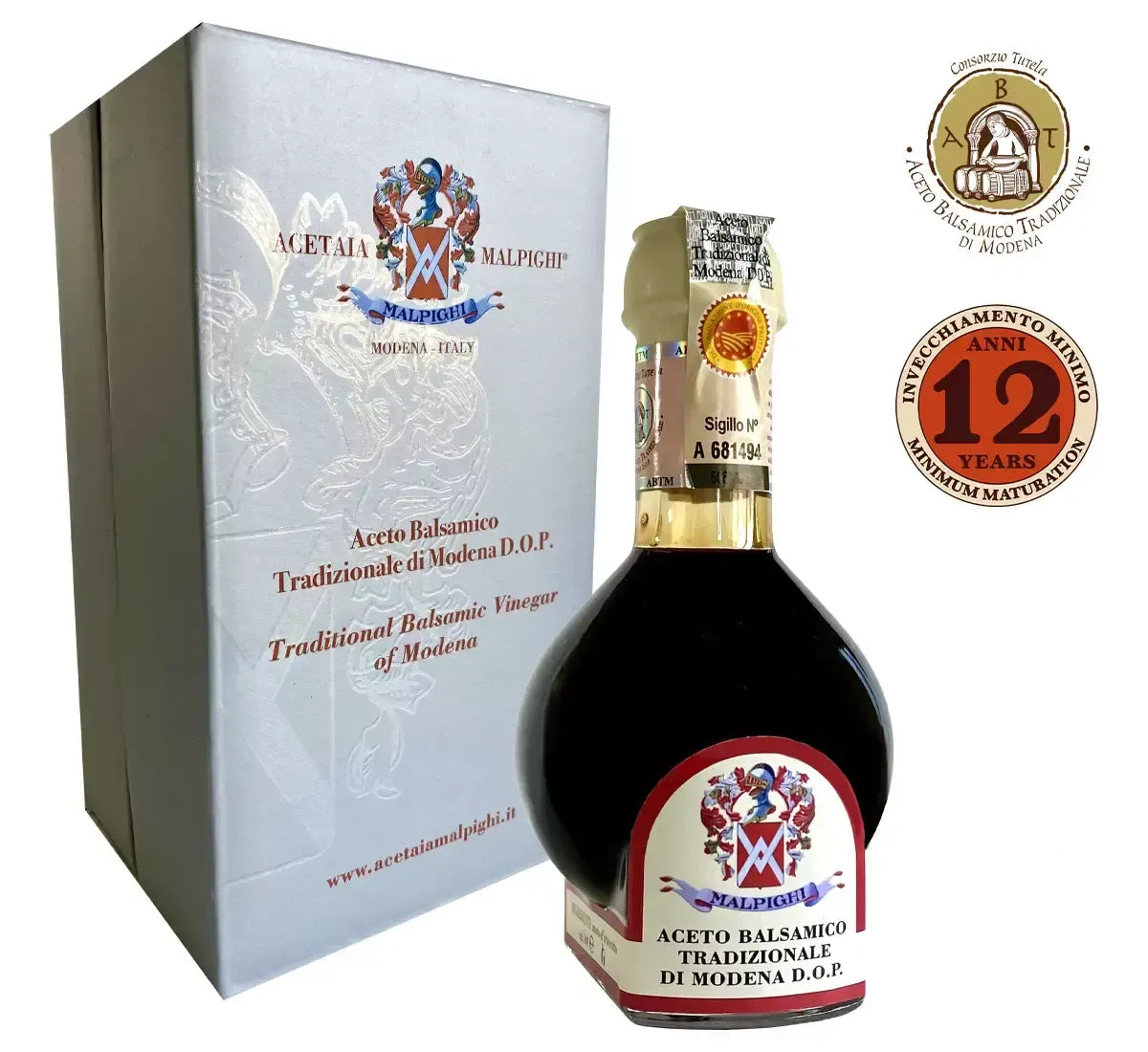 Una bottiglia di Aceto Balsamico Tradizionale di Modena DOP, presentata in una confezione raffinata, testimone dell'artigianalità e dell'antica tradizione.