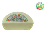 Media rueda de Pecorino Toscano DOP fresco, un queso joven de leche de oveja de sabor cremoso y aromático con notas de mantequilla y heno.