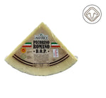 Un Pecorino Romano DOP stagionato, formaggio a pasta dura di pecora, presenta la sua etichetta e l'imballaggio, perfetto per ricette tradizionali.