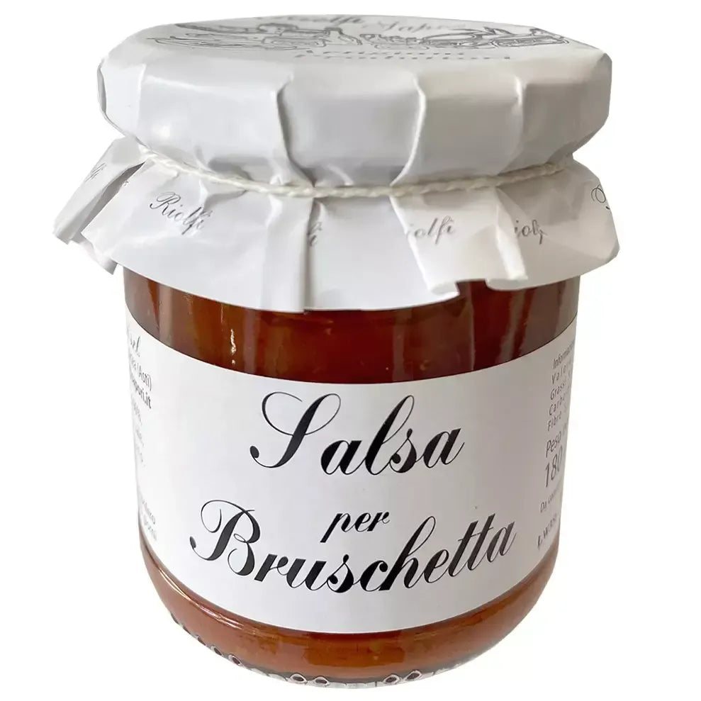 Ein Glas Bruschetta-Sauce mit weißem Deckel ist ein wesentlicher Bestandteil der Festa Grande-Box zu Ostern.