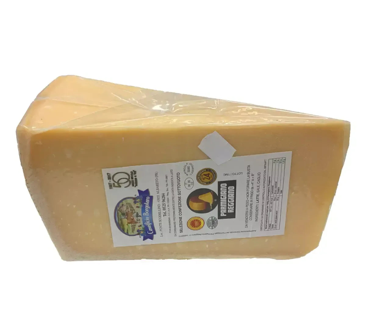 Un trozo de auténtico Parmigiano Reggiano, envasado al vacío, con una etiqueta que certifica su autenticidad.