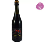 Lambrusco Primo Fiore, der blev præmieret på Vinitaly 2023, præsenteres i en flaske med mørk etiket og svampeprop.