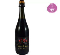 Premiado en Vinitaly 2023, Lambrusco Primo Fiore se presenta en una botella con etiqueta oscura y tapón de champiñón.