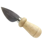 Entdecken Sie authentische Aromen mit diesem Parmigiano-Messer mit hellem Holzgriff und kurzer Klinge.
