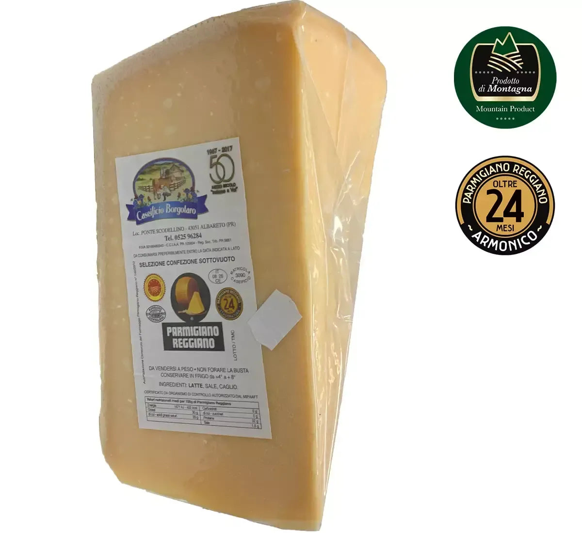 Un pezzo di Parmigiano Reggiano, stagionato per 24 mesi, con un sapore intenso e armonioso, contrassegnato da un'etichetta e proveniente dalla montagna.