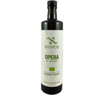 Opera di Natura presenterer sin flaske med 750 ml økologisk ekstra virgin olivenolje. Det elegante designet med grønn etikett understreker produktets bærekraft.