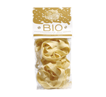 Un paquet de pappardelles biologiques aux œufs, fabriquées à partir de semoule de blé dur selon la tradition toscane, posées sur un élégant fond noir.