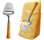 Een elegante kaasschaaf, voorzien van een houten handvat en een stalen mes, ideaal voor dunne plakjes gerijpte parmezaanse kaas.
