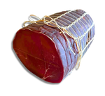 Een half stuk Bresaola di Manzo Punta d'Anca, rijk aan authenticiteit uit de Lombardische valleien, ideaal voor gezonde en sportieve voeding.