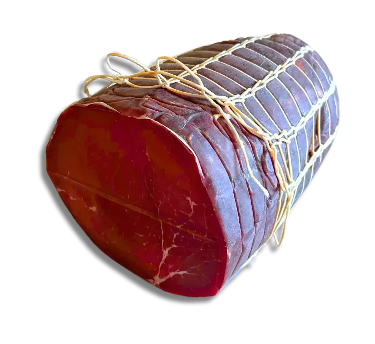 Une demi-pièce de bresaola de bœuf Punta d'Anca, riche en authenticité des vallées lombardes, idéale pour une alimentation saine et sportive.