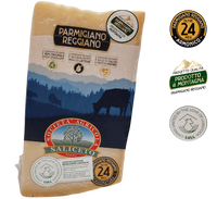 Summa Parmigiano Reggiano di 24 mesi con distintivo sigillo dorato, presentato in una confezione artistica raffigurante mucche e montagne, simbolo di qualità superiore.