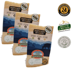Tre blokker Parmigiano Reggiano DOP di Montagna, modnet i 24 måneder, med en vekt på 1,35 kg hver, med det karakteristiske logoen Prodotto di Montagna.