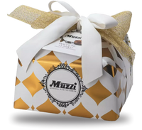 Un panettone artigianale, avvolto a mano in carta e legato con un nastro dorato, emana un delizioso aroma d'arancia e uvetta, rendendolo la scelta perfetta per le festività.