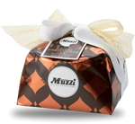 Een heerlijke chocoladepanettone van Muzzi van 950 g, vakkundig met de hand verpakt in een bronzen doos, met een elegante gouden strik en de verleidelijke geur van cacaobonen.