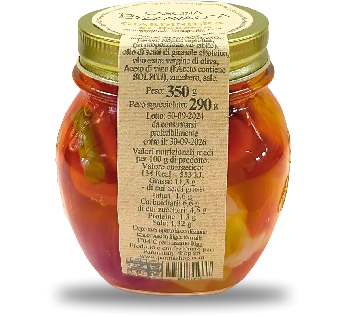 Første plan av en håndverksmessig laget krukke med giardiniera, fylt med fargerike grønnsaker i olje, med en detaljert etikett.