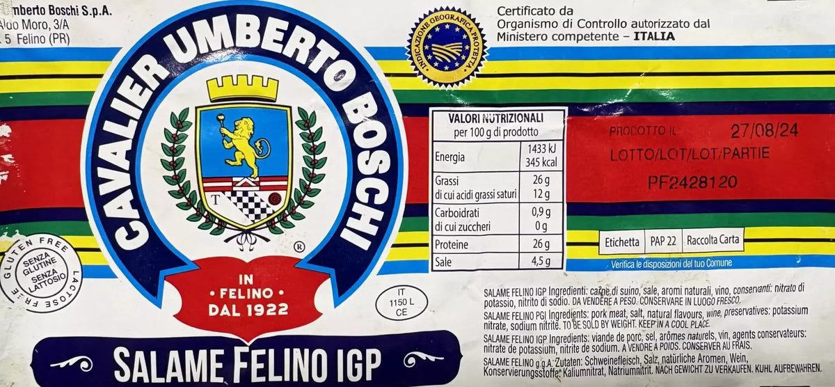 Eine attraktive Verpackung der Salami aus Felino IGP mit prestigeträchtigem Wappen und Nährwertangaben. Ein authentischer italienischer Handwerksschatz.