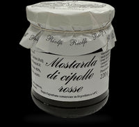 Un barattolo di mostarda di cipolle rosse con etichetta dall'aspetto rustico. Il suo sapore agrodolce è perfetto per abbinarsi a formaggi e carni.