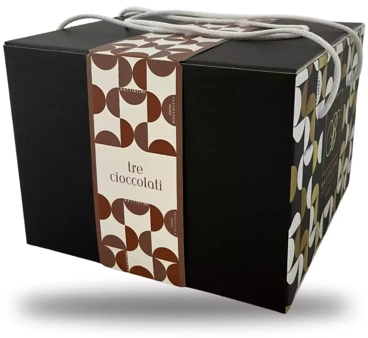 Un'elegante scatola regalo custodisce un Panettone artigianale ai Tre Cioccolati, vero trionfo di autentici sapori italiani gourmet.