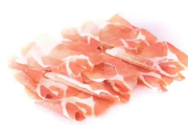 Culatello di Zibello DOP stagionato per 12 mesi, tagliato a fette, con caratteristiche venature di grasso bianco e un aroma tradizionale che invita alla degustazione.