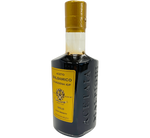 Aceto Balsamico di Modena IGP Gold, joka on pakattu tyylikkääseen pulloon, tarjoaa voimakkaan ja perinteikkään maun, joka sopii täydellisesti rikastamaan jokaista ruokaa.