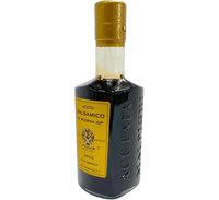 Aceto Balsamico di Modena IGP Gold, presenterad i en elegant flaska, har en intensiv smak och är rik på tradition, perfekt för att berika varje rätt.