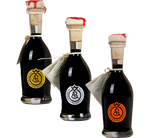Un tríptico de finos vinagres balsámicos tradicionales de Reggio Emilia, de 12, 20 y 25 años respectivamente, presentados en un lote de 3 botellas.