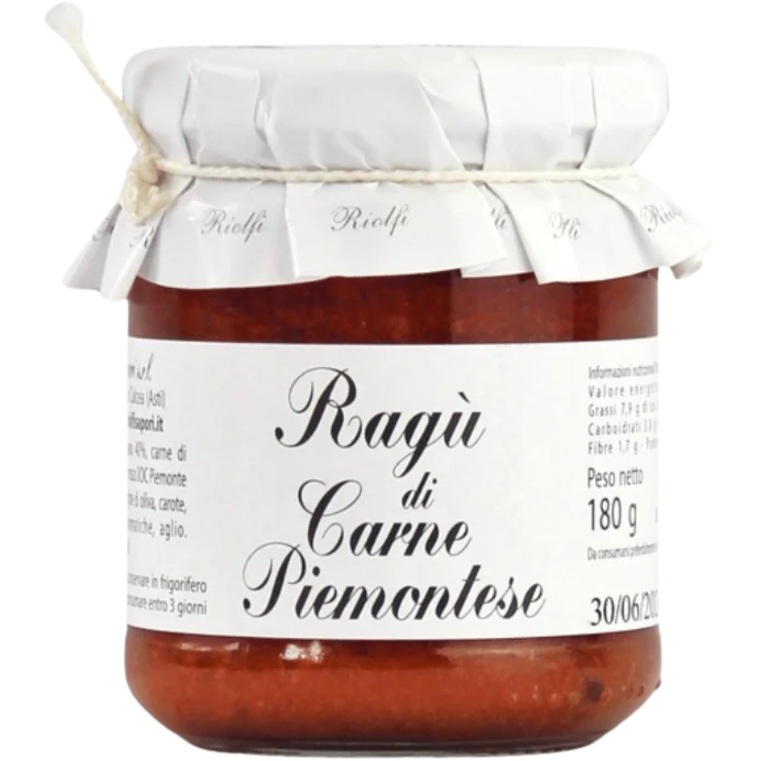 Un appetitoso barattolo di ragù di carne, proveniente dal Piemonte, con un'etichetta bianca artigianale. Ideale per condire la pasta, offre un gusto ricco e tradizionale.