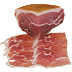 Delikate skiver Prosciutto di Parma DOP, modnet i 16 måneder, med en sød og let smag, lagt på en hvid baggrund.