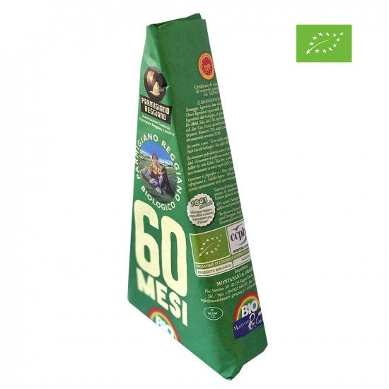 Formaggio Parmigiano Reggiano Biologico, stagionato per 60 mesi, confezionato in un packaging verde. Un prodotto DOP italiano di alta qualità dal sapore ricco.