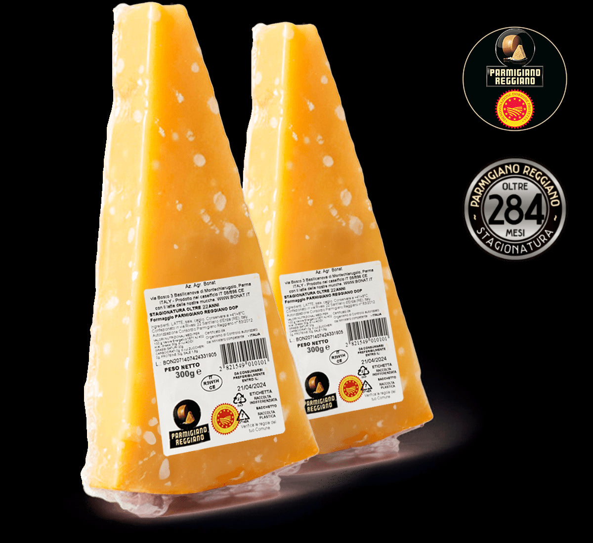 Un pezzo di Parmigiano Reggiano DOP Bonat, affinato per 22 anni, di eccezionale qualità italiana, si distingue per la sua friabilità e il ricco aroma, presentato su un elegante sfondo nero.