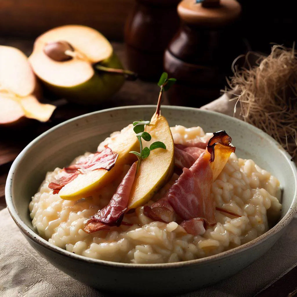 Risotto cremoso con prosciutto di Parma e pere, decorato con rametti di timo, servito in una ciotola rustica.