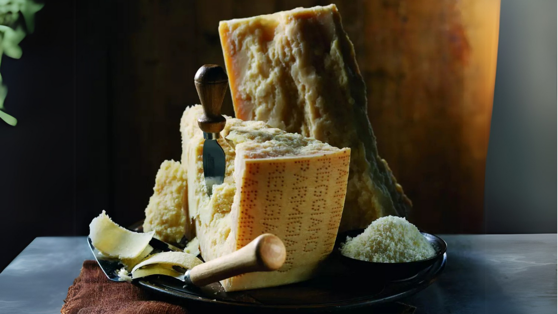 Parmigiano Reggiano 24 mesi: scaglie dorate su tagliere, perfetto con miele e noci. Un viaggio nel gusto italiano autentico.