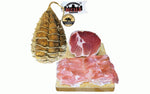 Un cesto The King esibisce un lussuoso prosciutto stagionato, finemente tagliato, posato su un tagliere, accompagnato da una coppa intera artigianale.