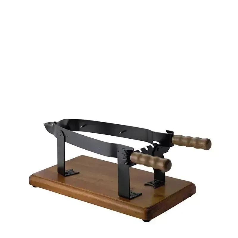 Una morsa stabile in acciaio inox per il prosciutto, posata su una base in legno massello, ideale per effettuare tagli precisi ed eleganti.