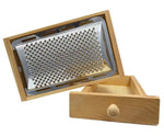 Una grattugia da tavola in legno, dotata di un comodo cassetto estraibile, ideale per grattugiare formaggi con eleganza e praticità.
